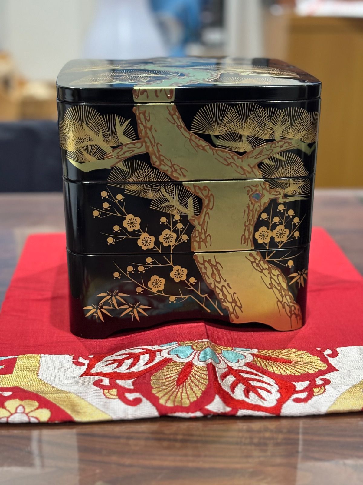 品名 会津塗木乾65三段重惣盆老松 黒内朱6.5 赤地布金糸刺繍敷物 裏紺色無地＆ハンドメイド刺繍入 裏紫無地敷物付 高島屋 品番う-655会津塗