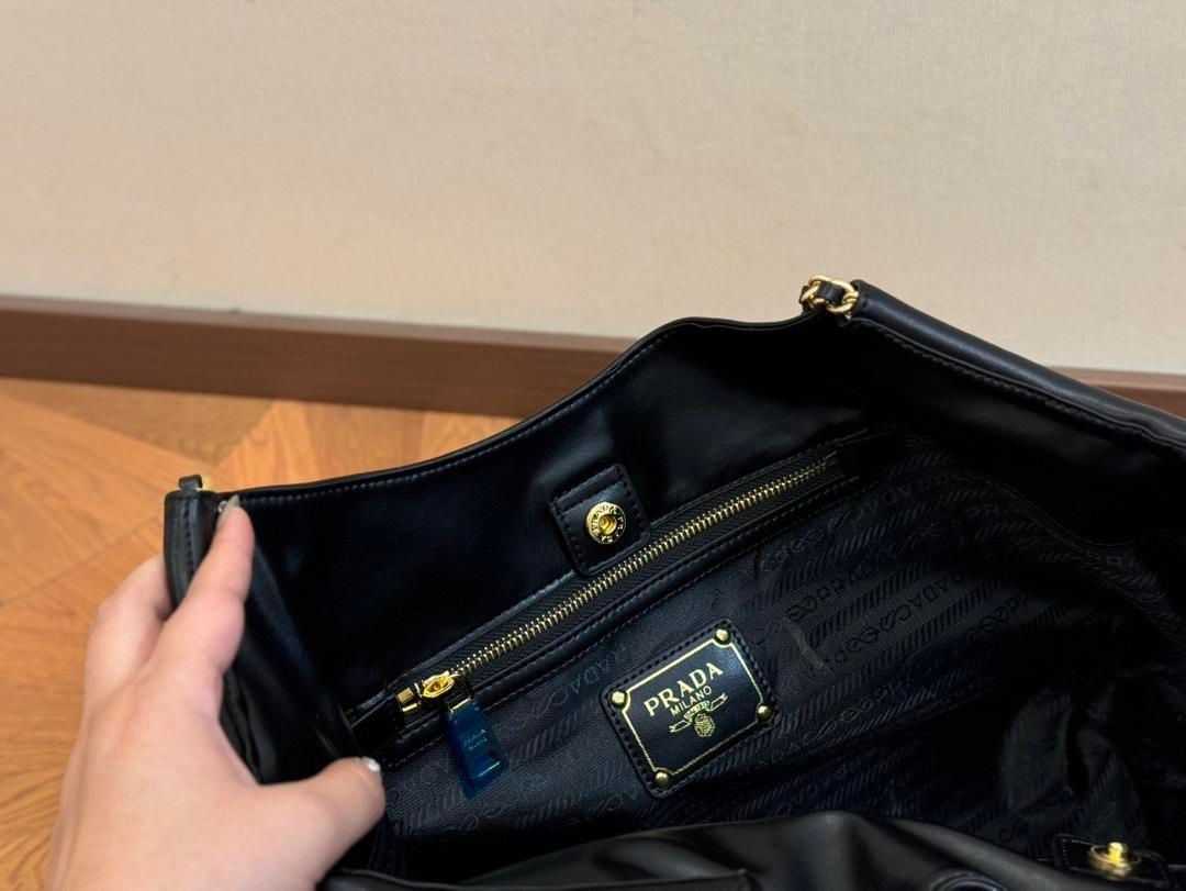 PRADAプラダの非常に質感のあるブラックショルダーバッグ