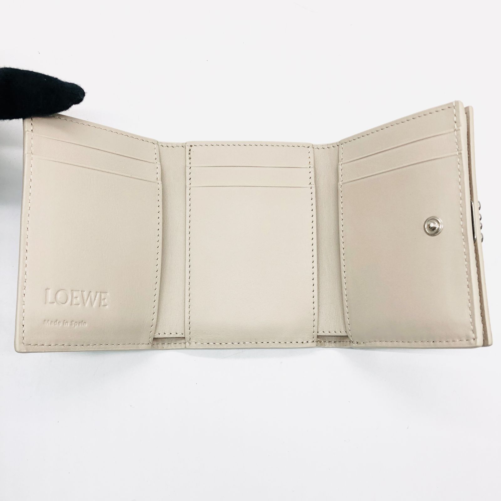 未使用品】LOEWE ロエベ アナグラム トライフォールド ウォレット ライトゴースト 三つ折り コンパクト ウォレット 財布 /  ot-0414-sw - メルカリ