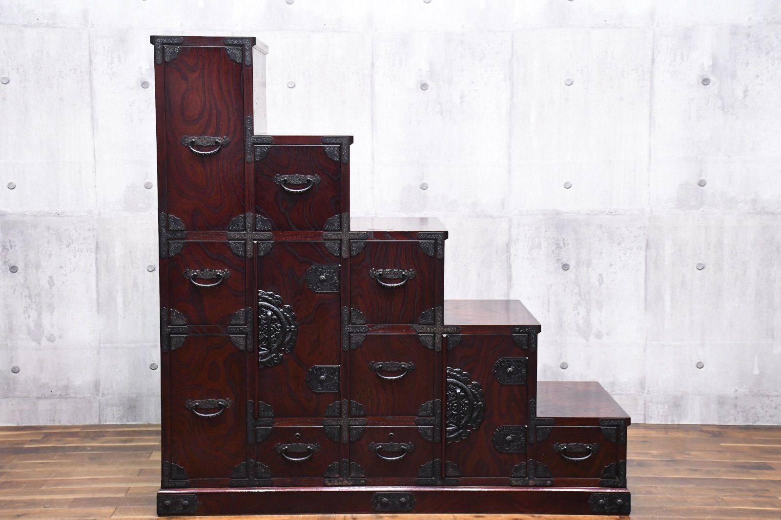 EJK28 筑後民芸家具 ケヤキ 欅 階段箪笥 5段 右下がり 装飾金具 和箪笥 時代箪笥 階段タンス 和家具 和モダン 小物入れ 飾り棚 けやき 杢目 抽斗 引き出し