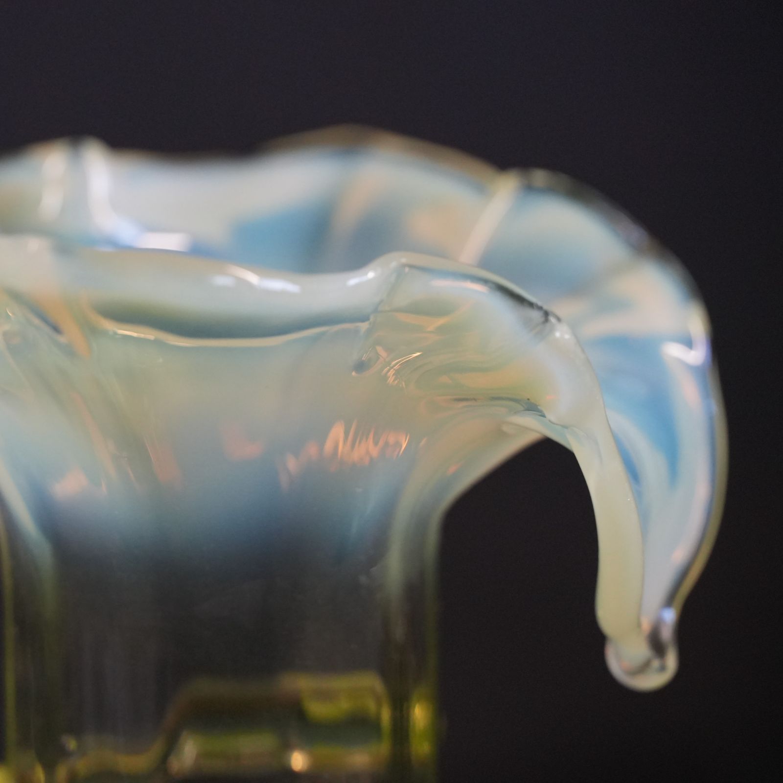 ウランガラス 一輪挿し IM] アンティーク ウランガラス 花瓶 一輪挿し フリル花瓶 現状品 高さ