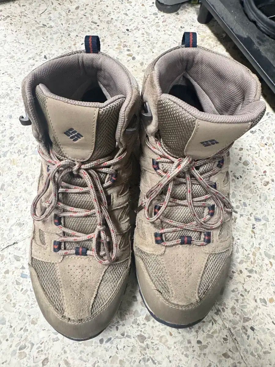 Columbia コロンビア クレストウッド ミッドカット トレッキングシューズ