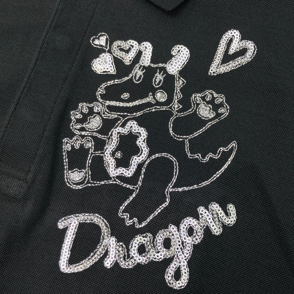 サイズ：2 DANCE WITH DRAGON ダンスウィズドラゴン  半袖ポロシャツ チビドラ  ブラック系 [240101477807] ゴルフウェア レディース ストスト サイズ：2 DANCE WITH DRAGON ダンスウィズドラゴン 半袖ポロシャツ