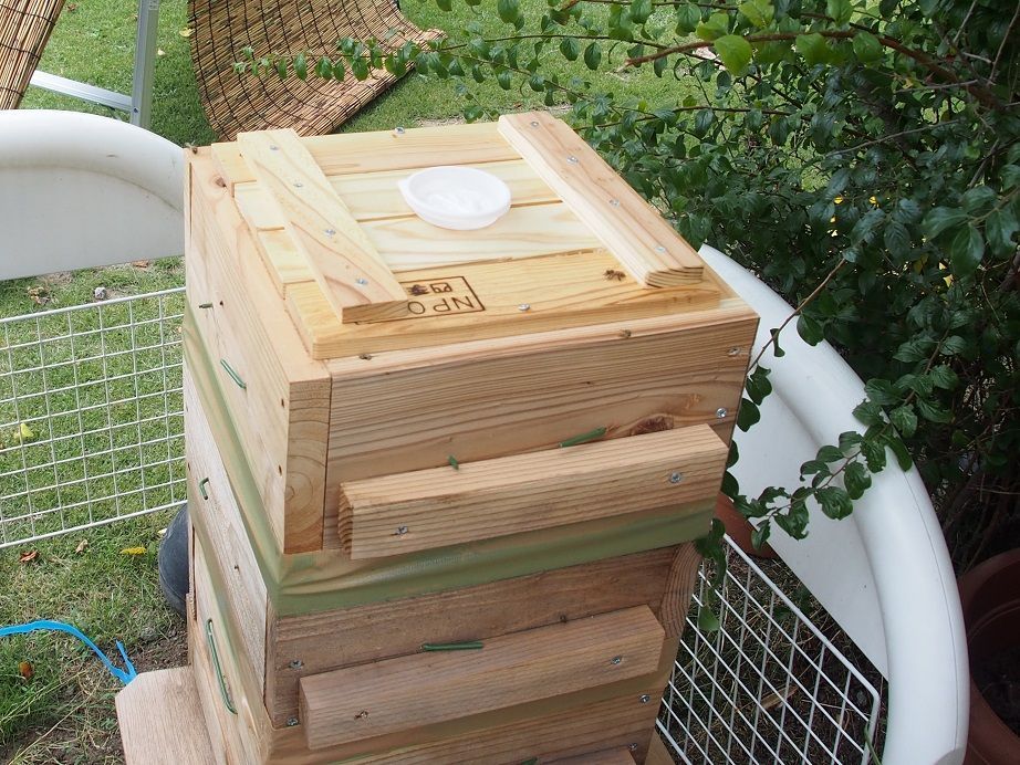 日本蜜蜂の重箱式巣箱