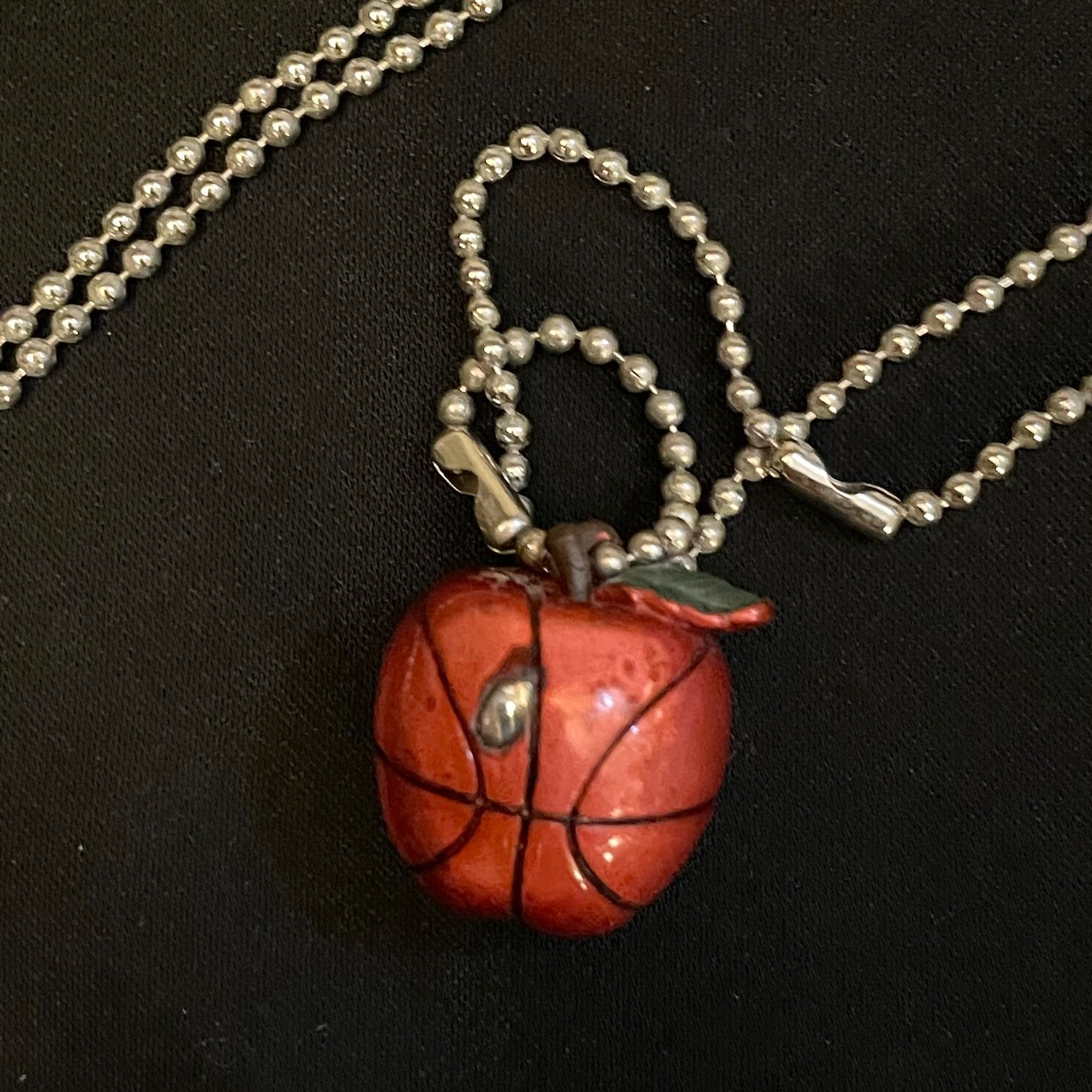 SWAGGER リンゴ型ペンダントヘッド付きボールチェーンネックレス