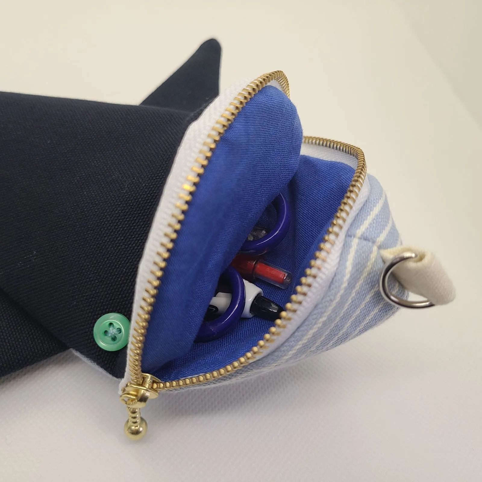 クジラポーチ ペンケース14号 黒 口の中青 目エメラルドグリーン