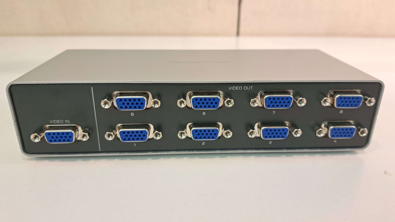 高性能ディスプレイ8分配器 VGA-SP8