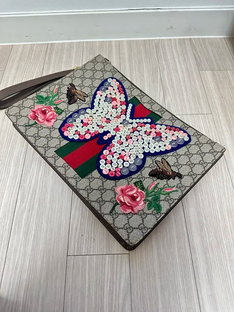 版| の税制商品 GUCCI グッチ Supreme シュプリーム クラッチ 蝶 クラッチバッグ GUCCIバッグ