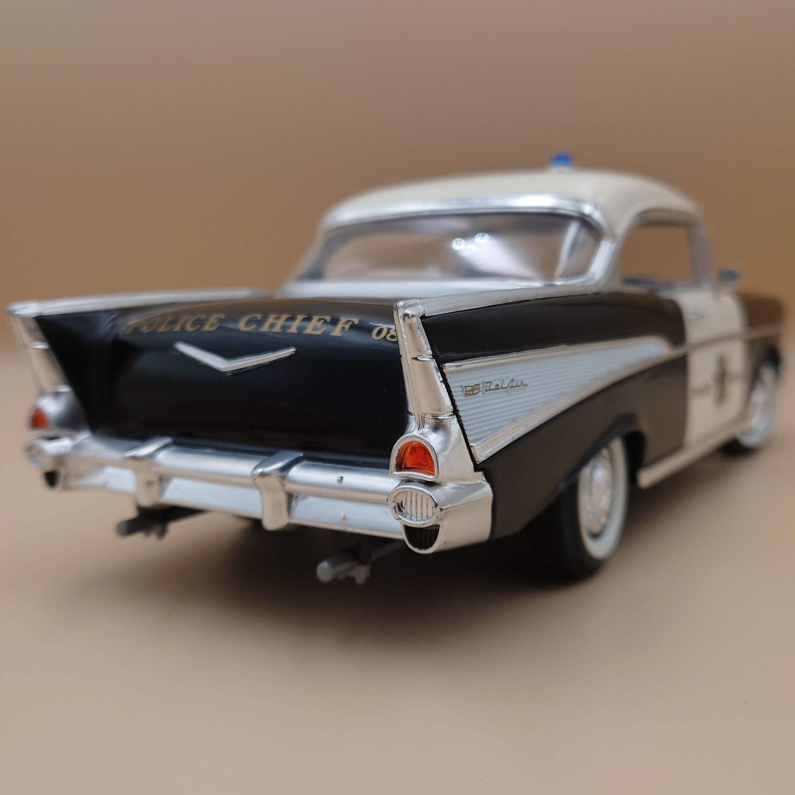 から厳選した 1/18 Signature製ダイ Road 1957 CHIEF POLICE シボレーベルエア 乗用車