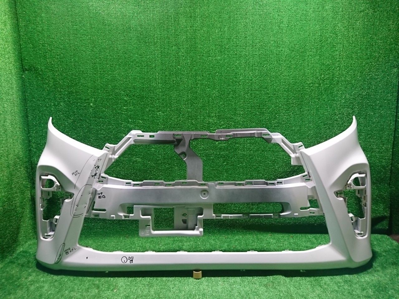 LA650S タントカスタム フロントバンパー パール 47853