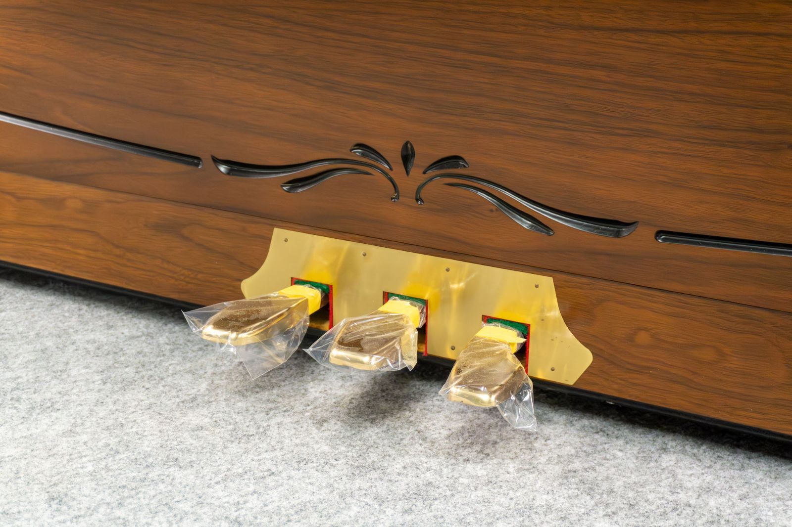 Kohler - Campbell SU-520C｜木目調 彫刻デザイン｜ウォールナット艶消し仕上げ｜ 椅子付き アップライトピアノ WWW_TRAVELLANDINDIA_COM