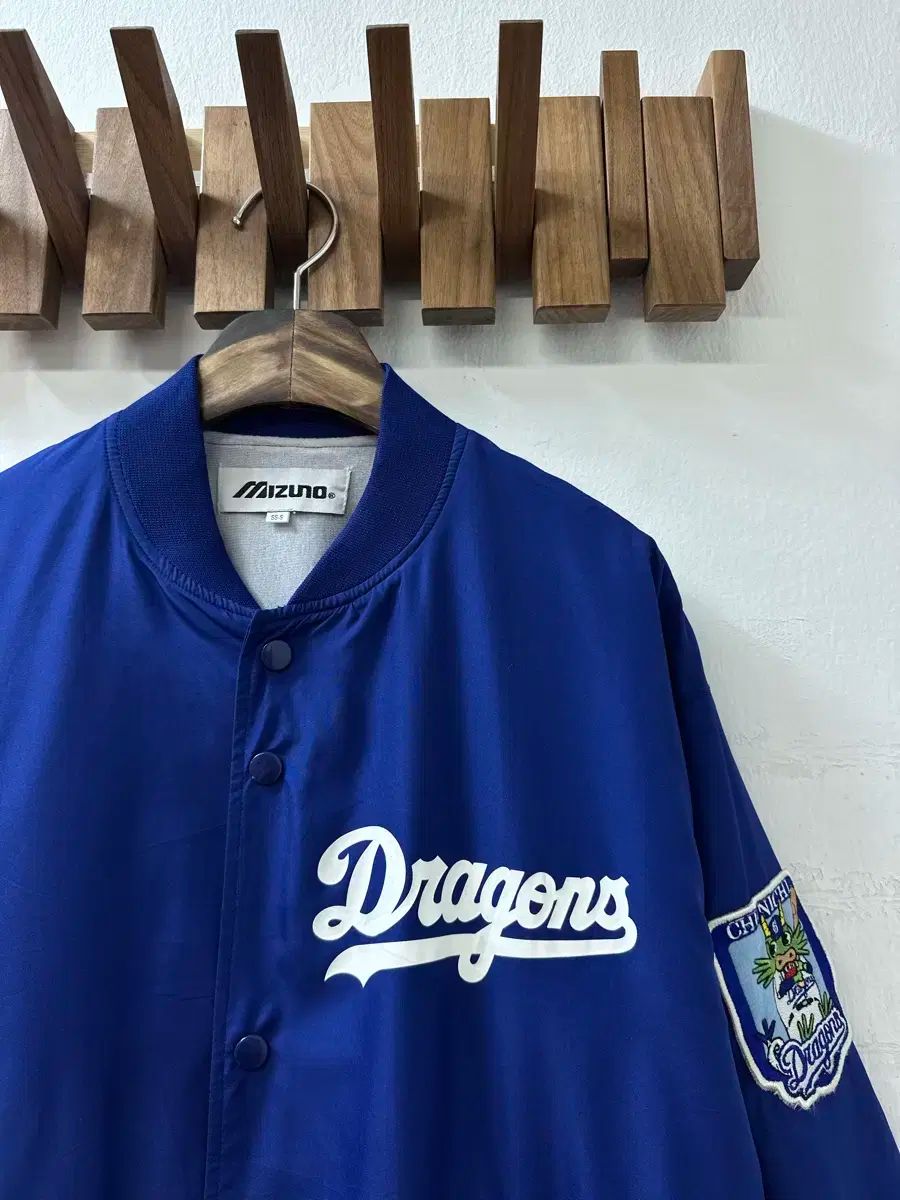 中日ドラゴンズ MIZUNO ウインドブレーカー ジャンパー ジャケット ミズノ 楽天市場】ミズノ MIZUNO Dragonsレプリカウィンドブレーカー