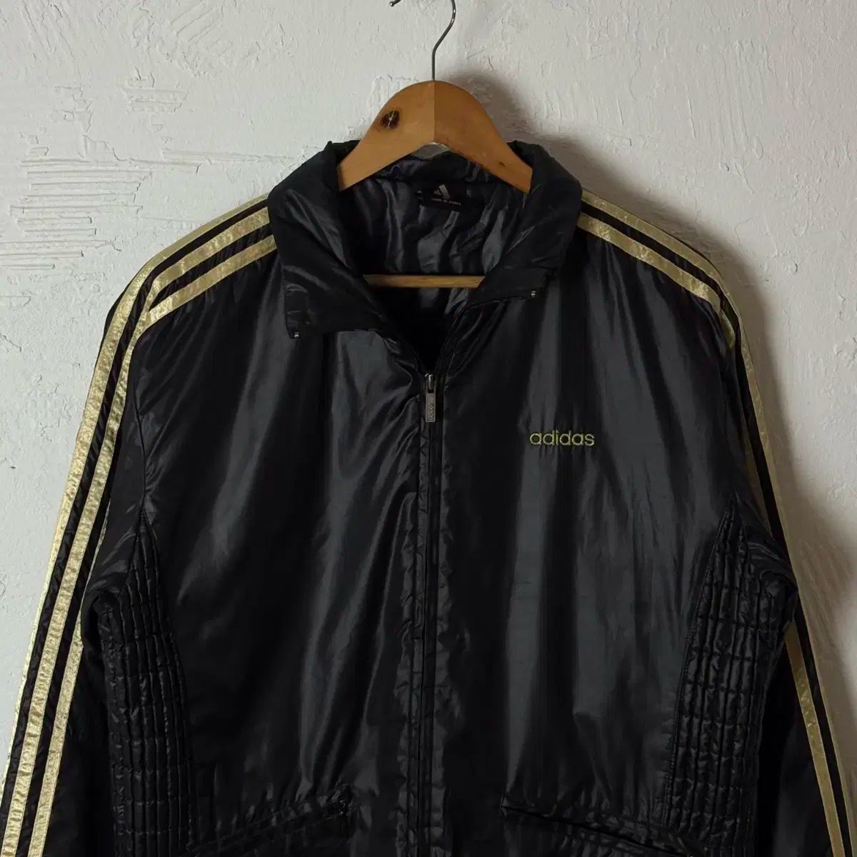 【雷市場（ポンジャン）商品韓国直送】 237 製品名: adidas(アディダス) ゴールドジャージ