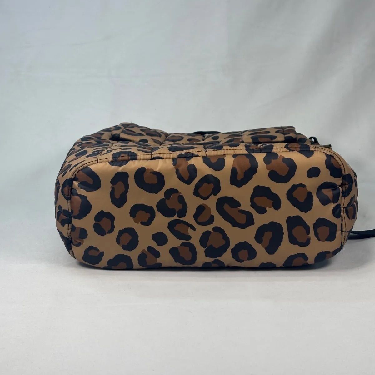 UGG アグ ナイロンリュック レオパード柄 - メルカリ