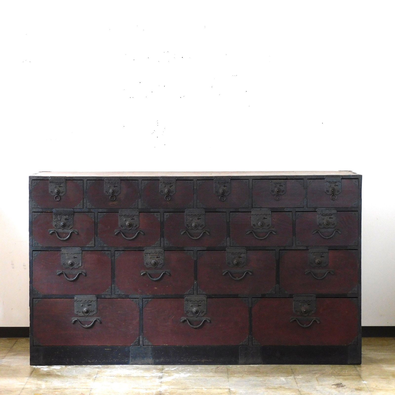 明治期 栗製 帳場箪笥 W1610mm 引出し18杯 HK-a-05593 | 水屋箪笥 薬箪笥 サイドボード 置床 時代箪笥 戸棚 引き出し 抽斗