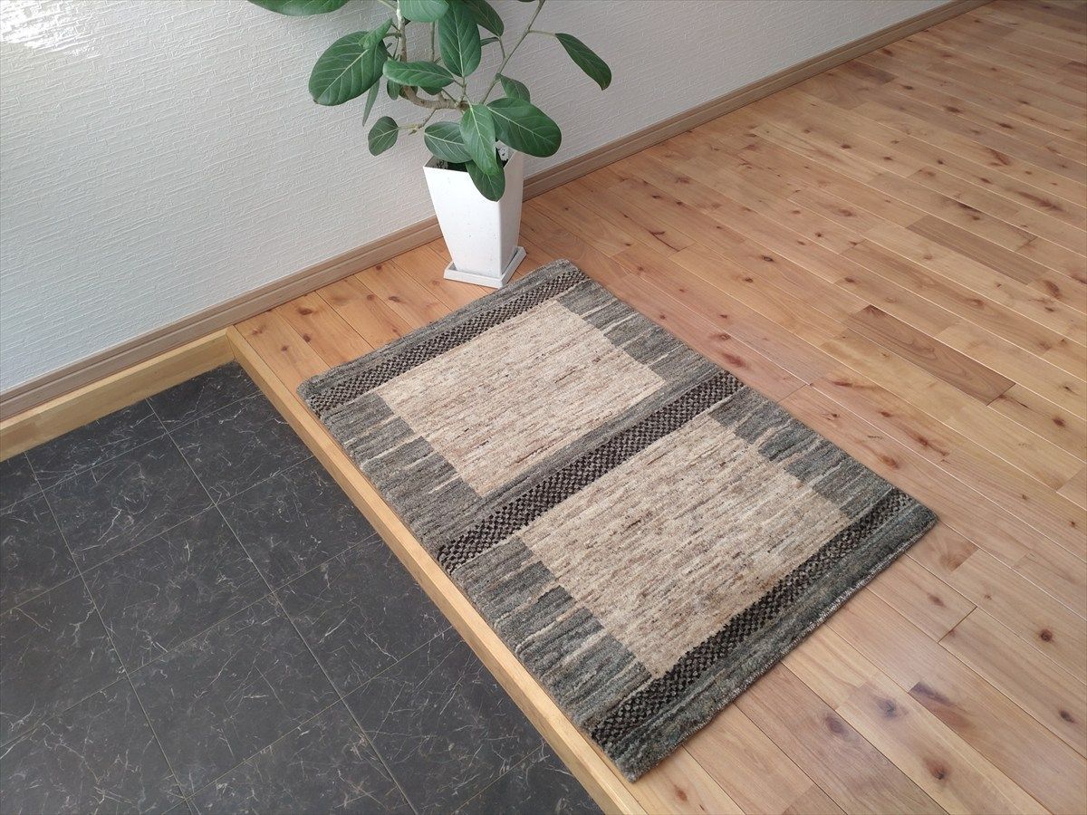 夏は涼しく冬は暖かい天然ラグ 無染めのウール 91x63cm P196