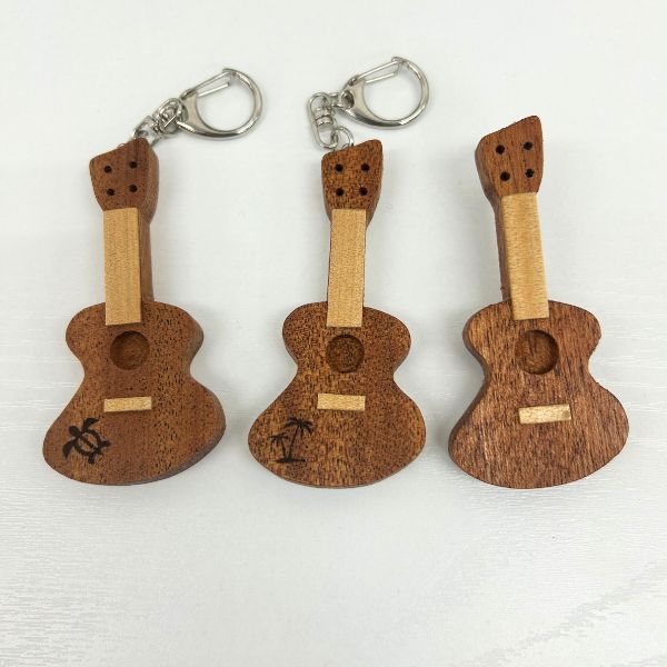 【3点セット】【名入れ無料】マホガニー材で作ったウクレレキーホルダー＆バッジ