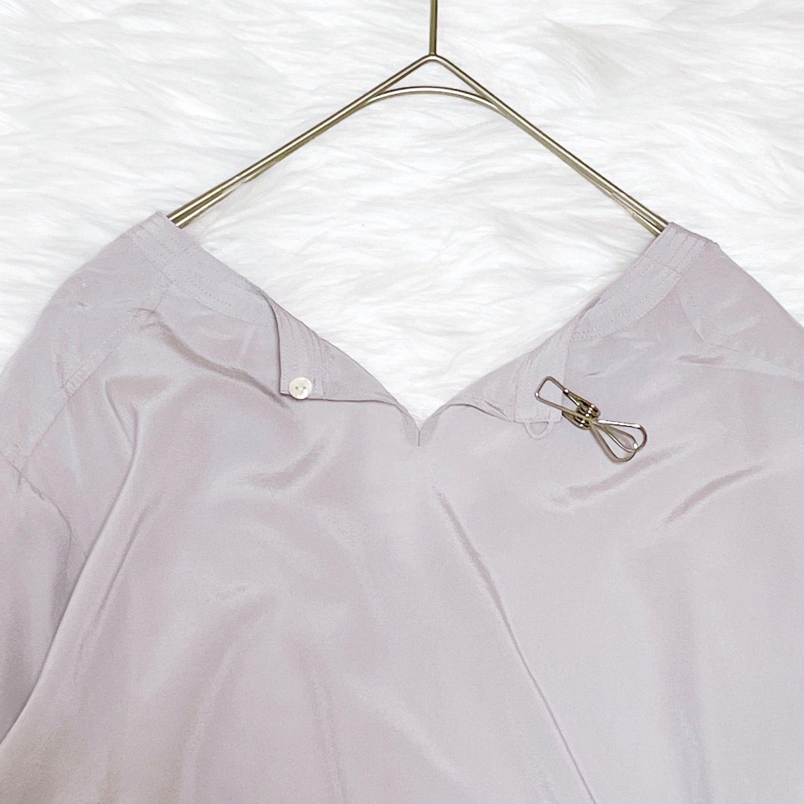 新品タグ付✨SOEJU シルクストレッチVネックブラウス M 灰 洗える 完売品 新品タグ付き soeju ソージュ シルクストレッチVネックブラウス