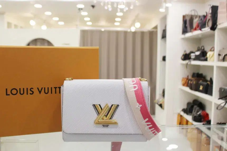 Louis Vuitton ルイヴィトン ツイスト MM ホワイト クロス ショルダーバッグ M20681 百貨店