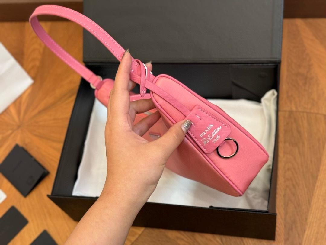 PRADAプラダのとてもスタイリッシュな女性用ショルダーバッグ