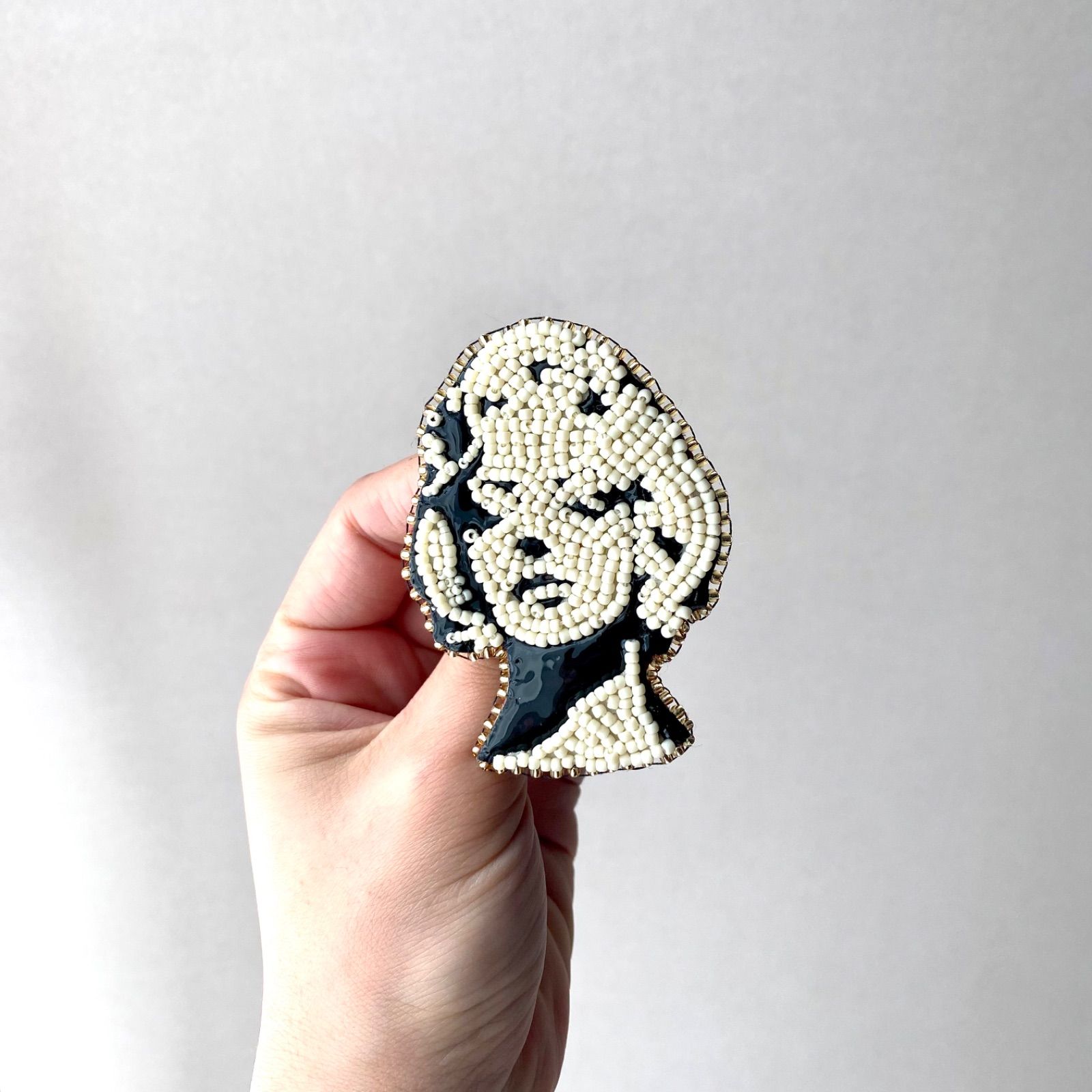 ビーズ刺繍】マリリンモンローのブローチ - メルカリ ビーズ刺繍】マリリンモンローのブローチ - メルカリ