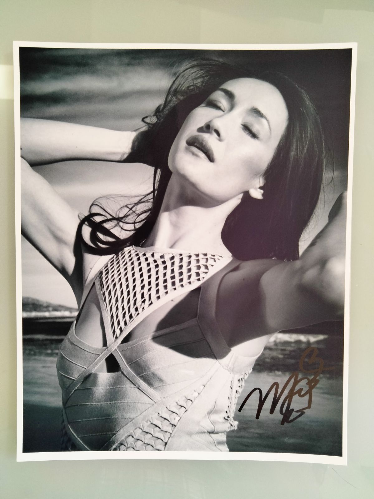 マギー・Ｑ直筆サイン入り超 特大写真…Maggie Q…ニキータ…3