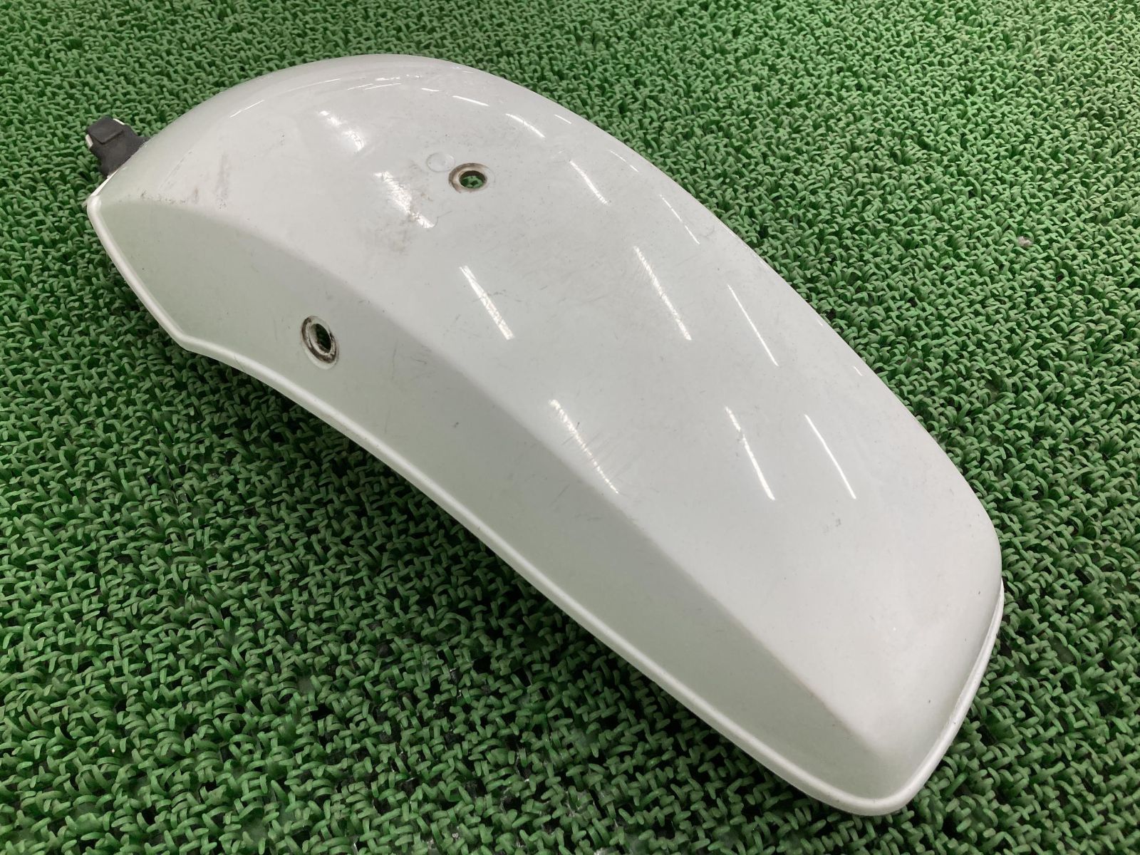 ウ*。様 ホンダ　シャリーCF50純正ホワイト リアフェンダー穴がいっぱい シャリー50 リアフェンダー 白 GB2 ホンダ 純正 中古 バイク 部品 CF50