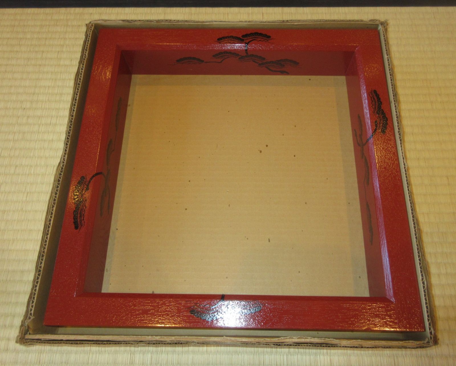 送料込【逢絢亭】茶道具 炉縁 掻合塗 朱塗 松蒔絵 木製 作家物 紙箱入り 逢絢亭】茶道具 炉縁 掻合塗 朱塗 松蒔絵 木製 作家物 紙箱入り