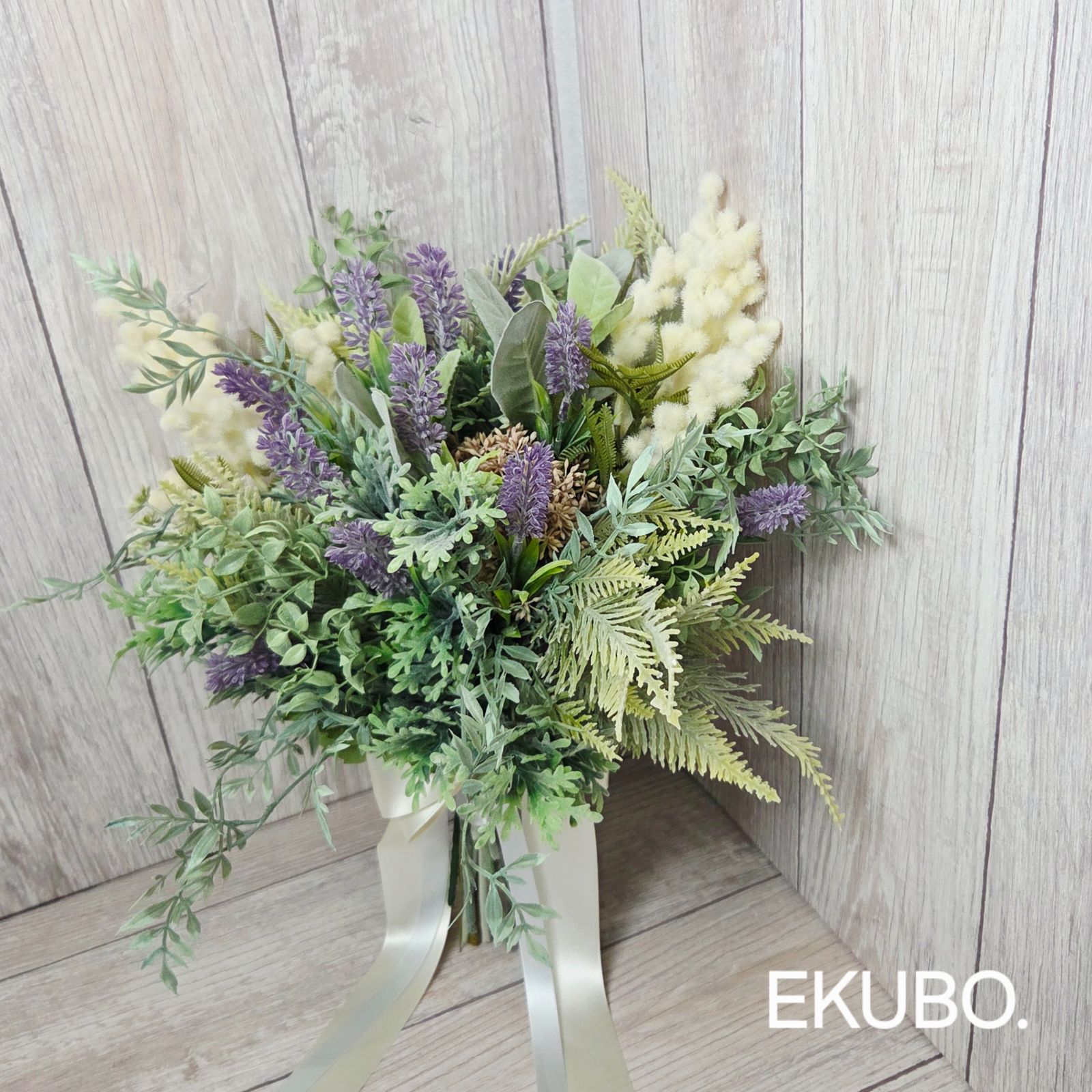 ラベンダーとグリーンのクラッチブーケ ウェディングブーケ-ブートニア