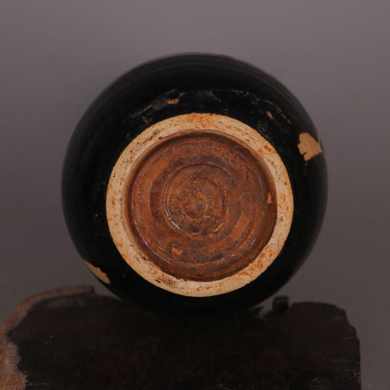 宋吉州窯黒釉彫花蒜頭瓶  景徳鎮 陶磁器 装飾品 工芸品 美術品 置物 宋吉州窯黒釉彫花蒜頭瓶 景徳鎮 陶磁器 装飾品 工芸品 美術品