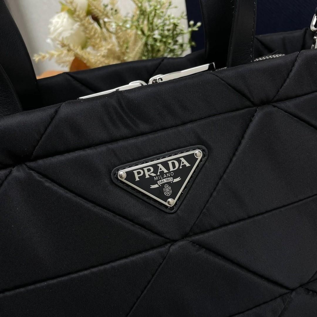 関税込★VIP価格【PRADA】Re-Nylon ショルダーバッグ ブラック Re-Nylon ラージ パデッド ショルダーバッグ | PRADA