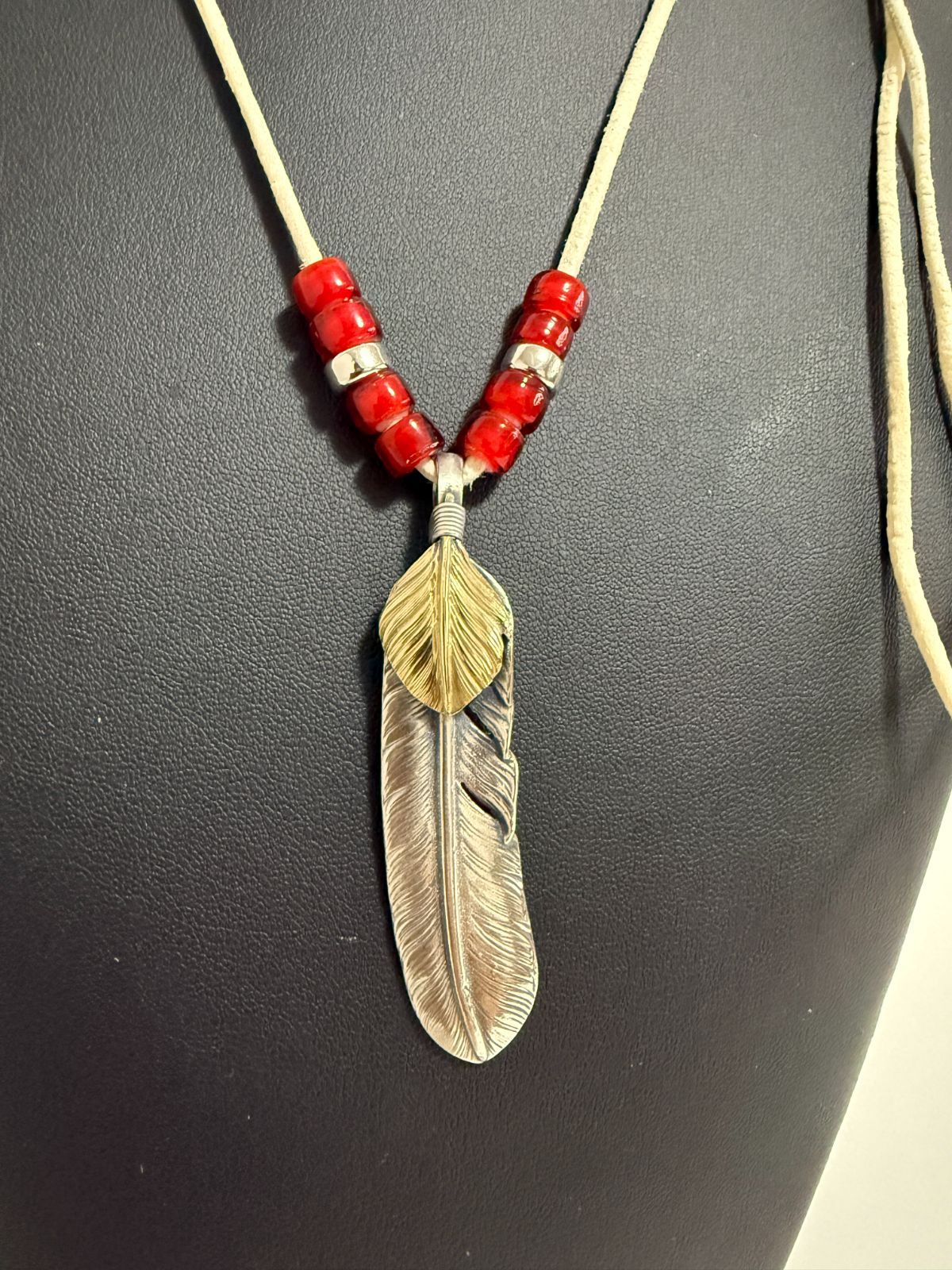 ゴローズ 上金特大フェザー左＋ビーズ鹿革紐セットアップ - メルカリ