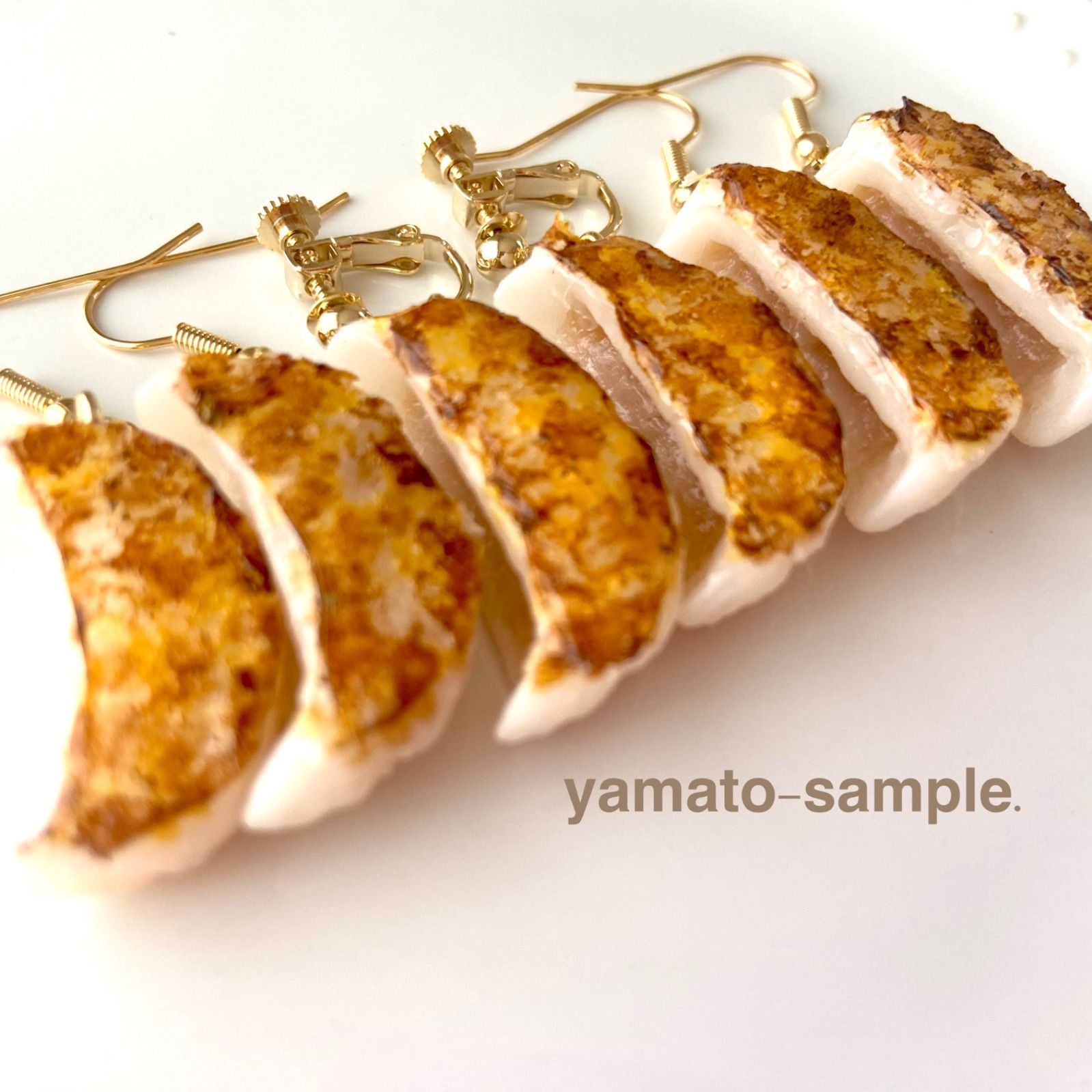 焼き目リニューアル！ミニサイズ！餃子 ピアスorイヤリング 食品