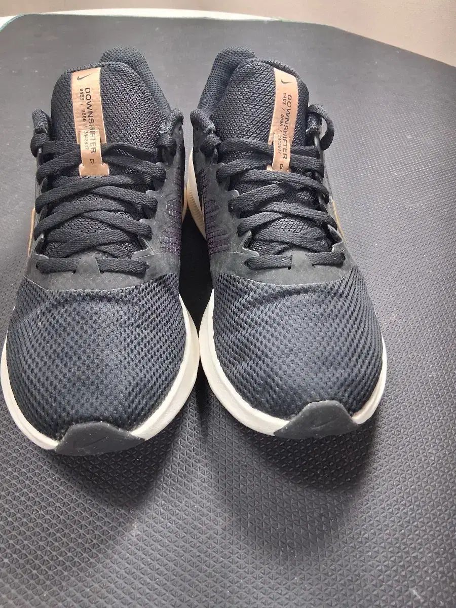 超軽量メッシュ ランニングシューズ