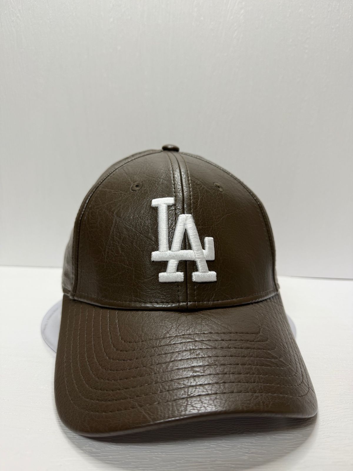 Newera ロサンゼルスドジャース レザー 9forty ストラップバックキャップ ブラウンカラー