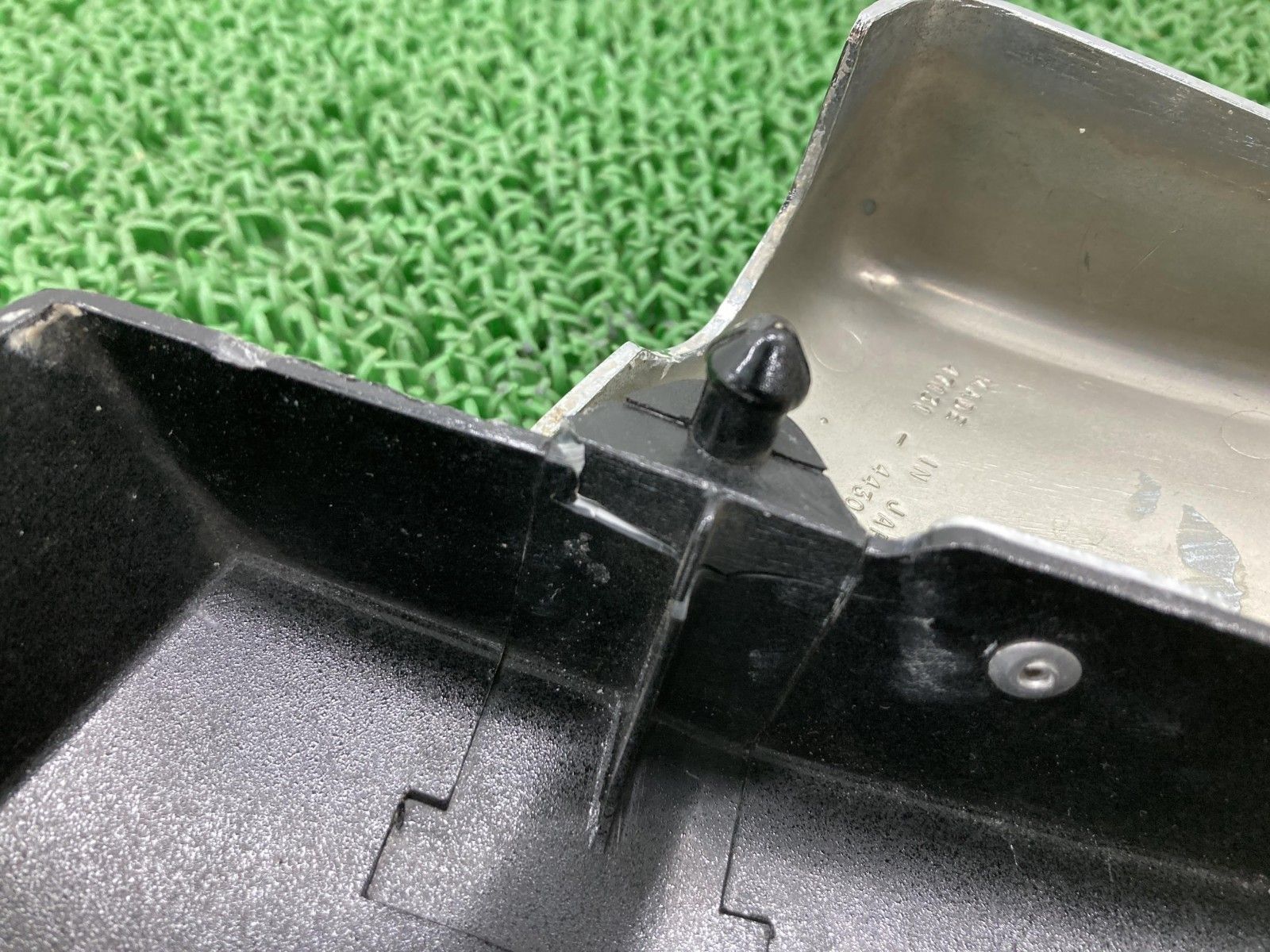 GS450T サイドカバー 右 黒 47111-44300 スズキ 純正 バイク 部品 エンブレム 修復素材に コケキズ無し 車検 Genuine 【中古】 88 GS450T サイドカバー 右 黒 47111-44300 スズキ 純正 バイク 部品
