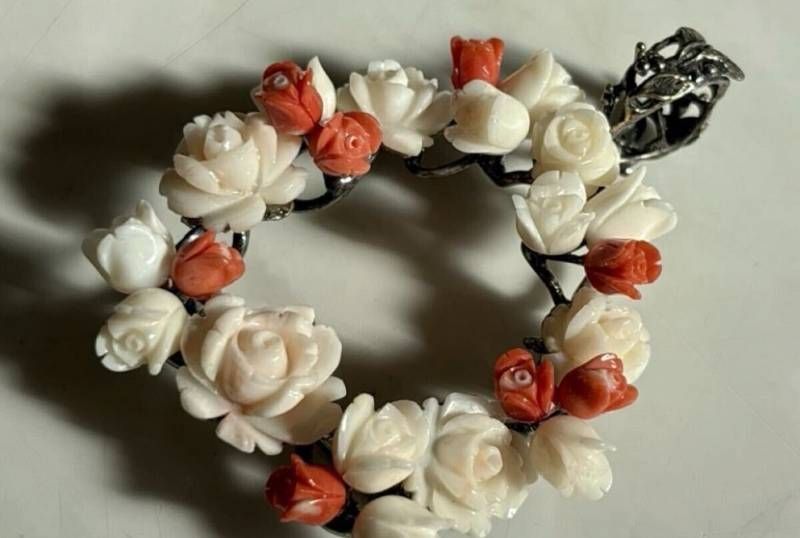 サンゴ ブローチ ペンダントトップ 彫刻 珊瑚 銀製 シルバー 装飾品 工芸品 花 薔薇 モチーフ