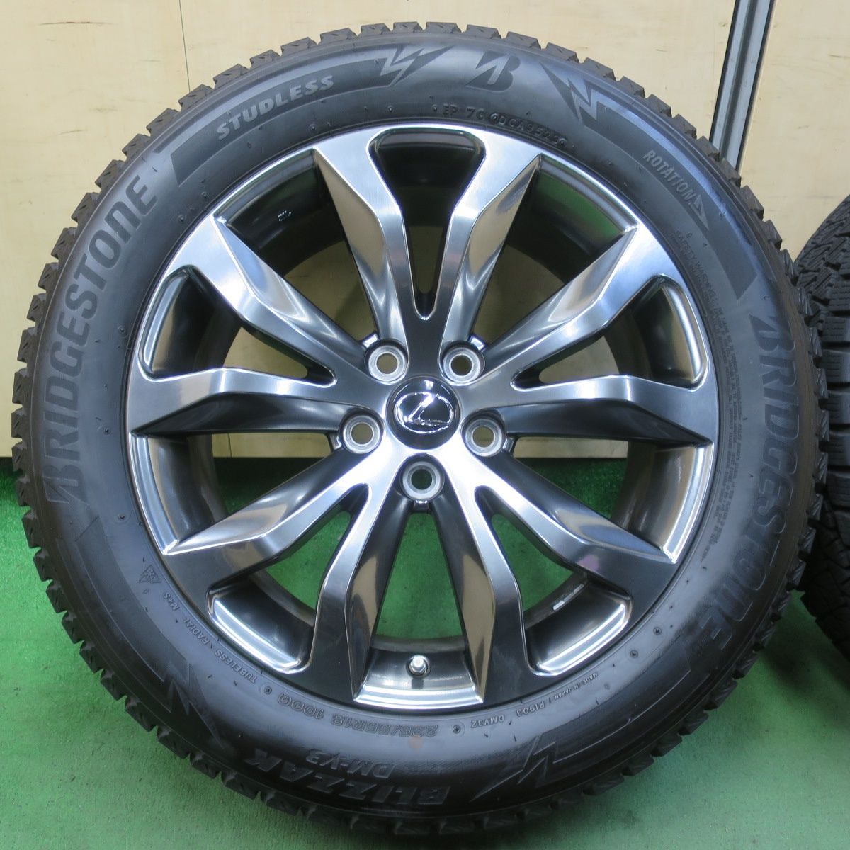 センサー付 バリ溝 23年 キレイ 9分 レクサス NX Fスポーツ 純正 235 55R18 スタッドレス ブリヂストン ブリザック DM-V3 18インチ PCD114.3 5H 5092609イス