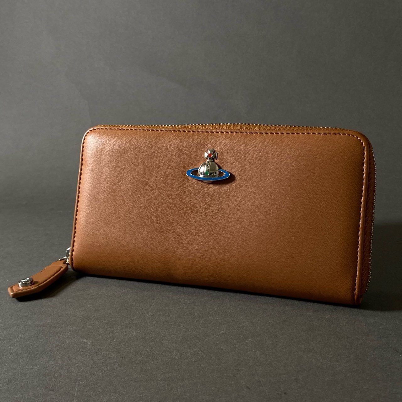 新品未使用 ヴィヴィアンウエストウッド 逞しい 長財布 ラウンド  