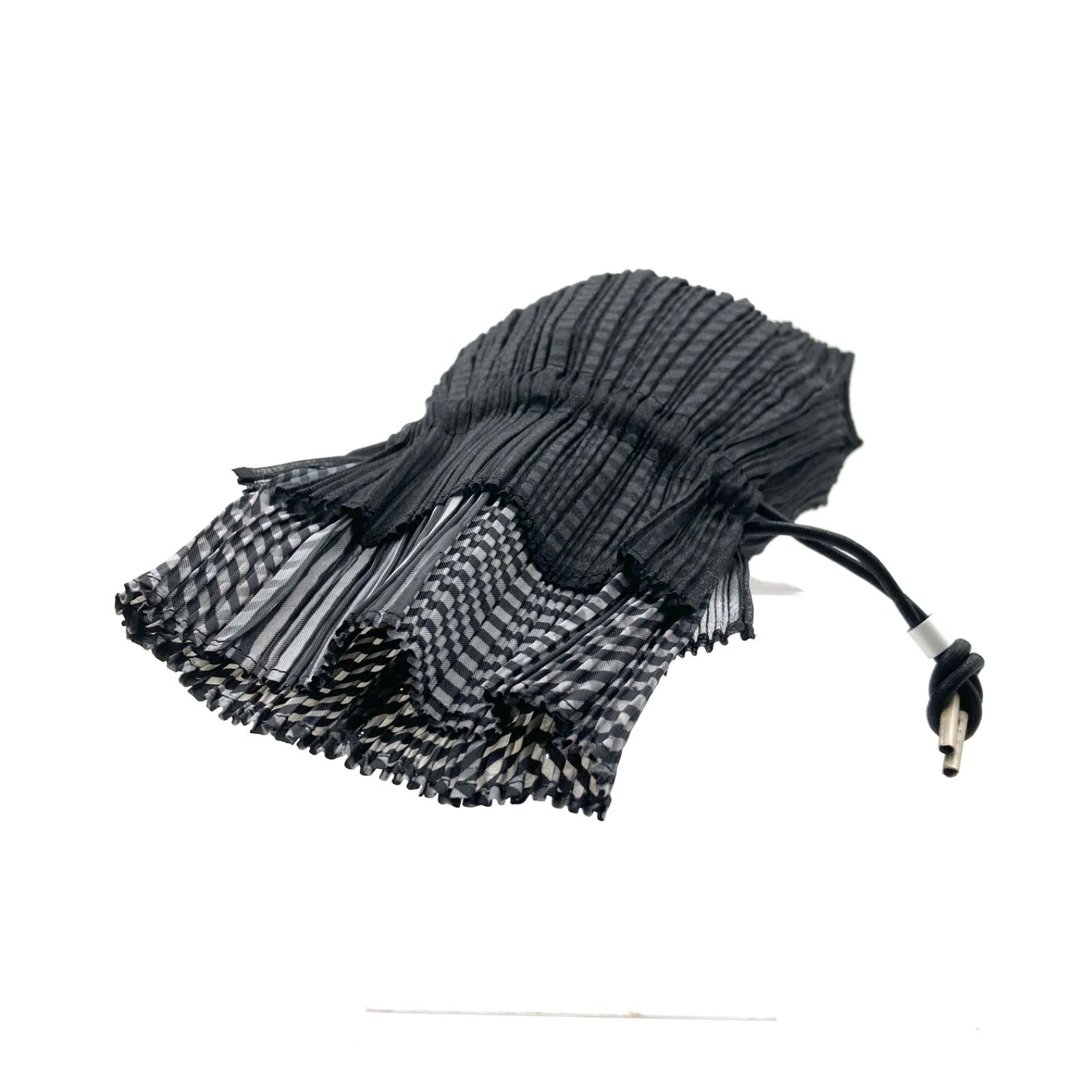 □未使用同然□ISSEY MIYAKE イッセイミヤケ 巾着プリーツポーチ