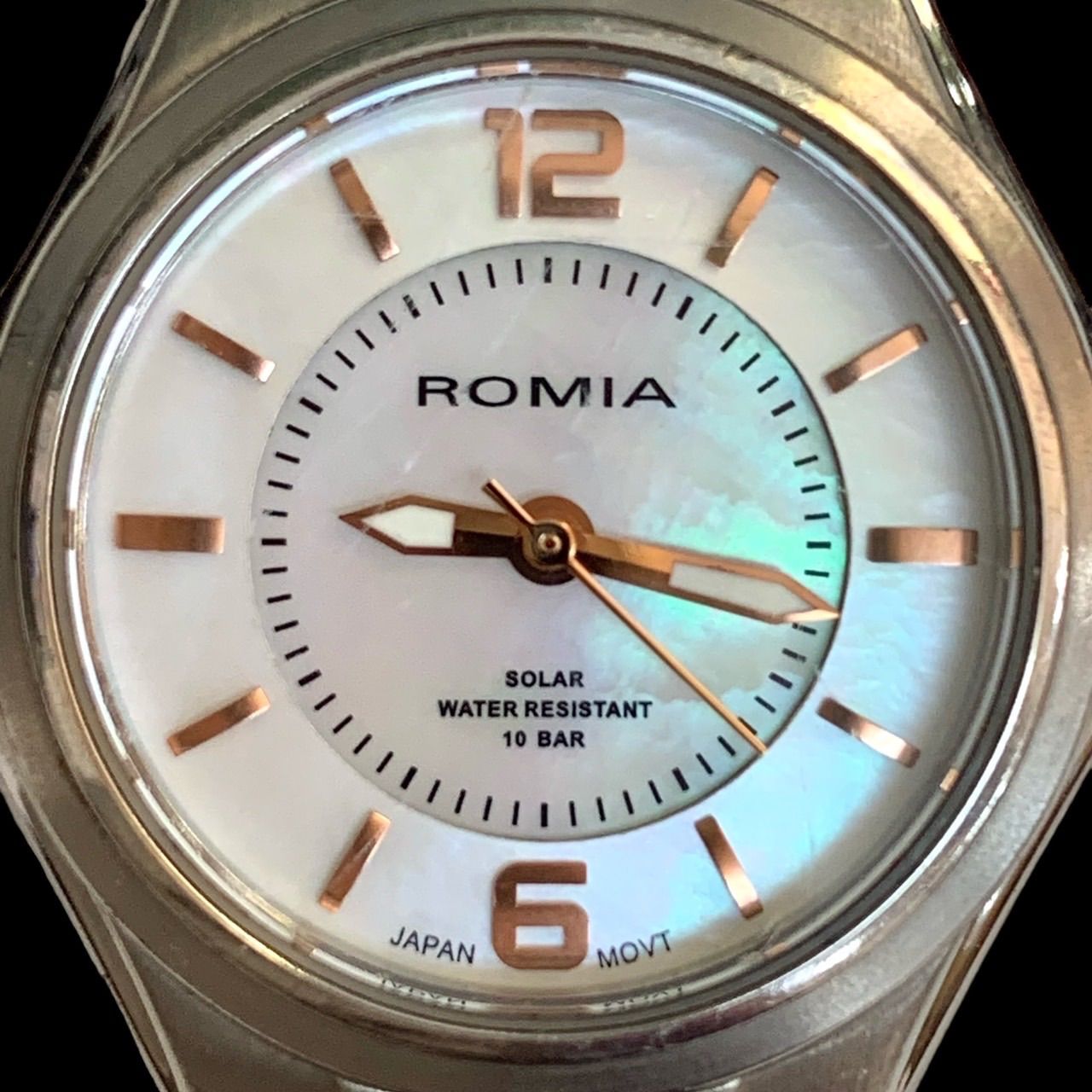 【美品 ️ROMIA ロミア】 ソーラー腕時計 RM-321L キラキラフェイス レディース (AYA)