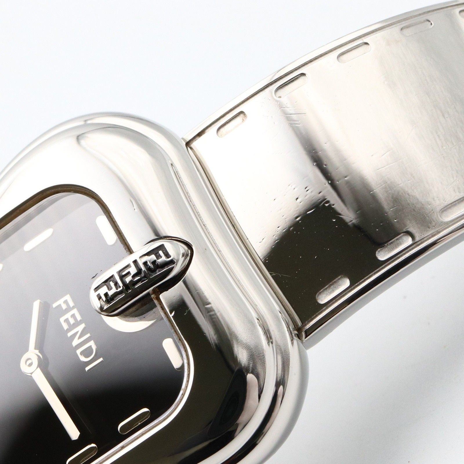 腕時計 バックルモチーフ