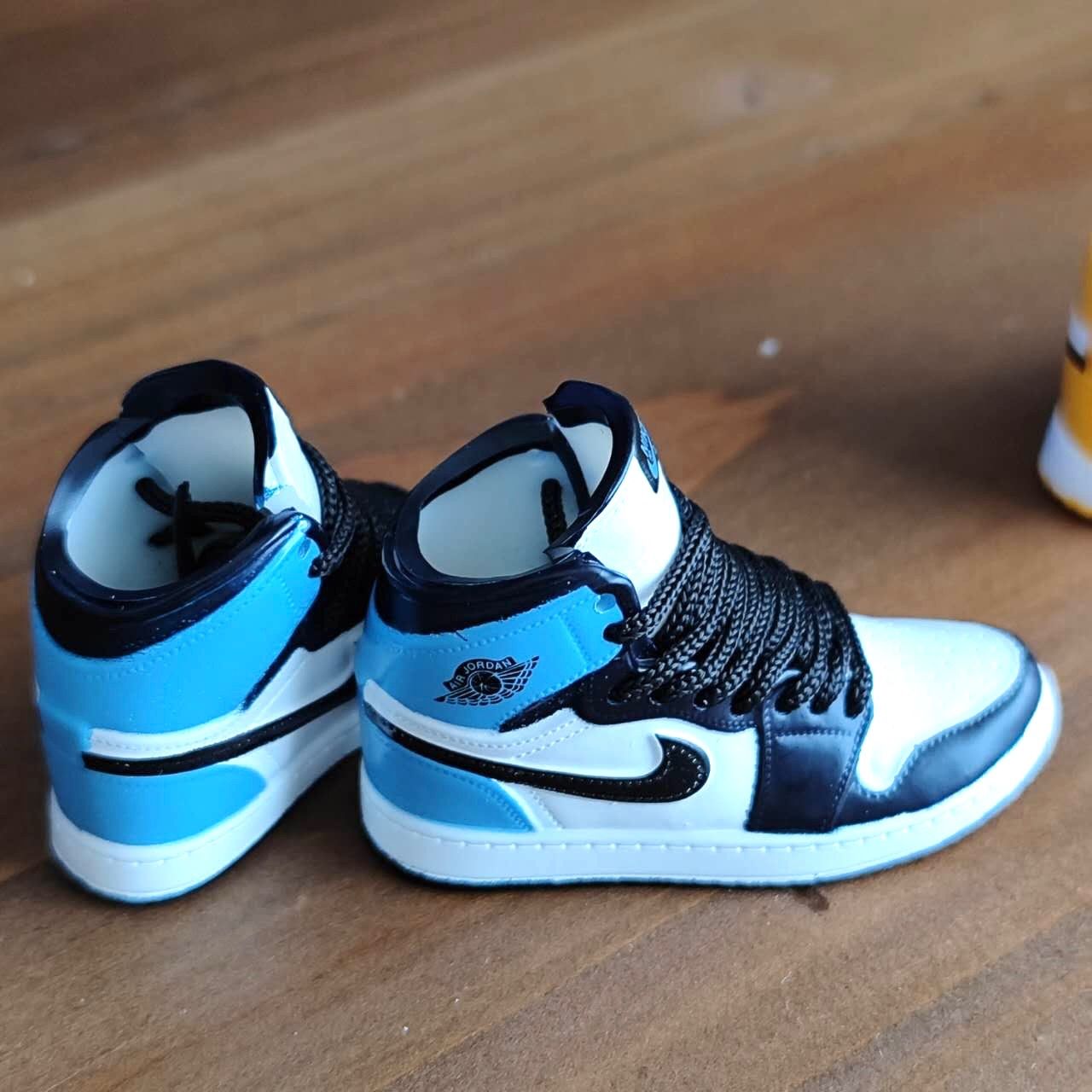青・黄】 ミニチュアスニーカー NIKE 2足セット 新品 - メルカリ