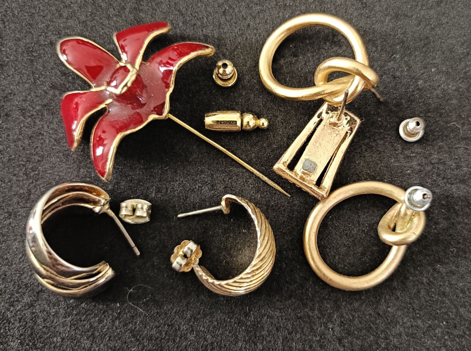 サイトア　アクセサリーまとめ売り① ゴールドアクセサリーまとめ売り 赤 カラフル - メルカリ
