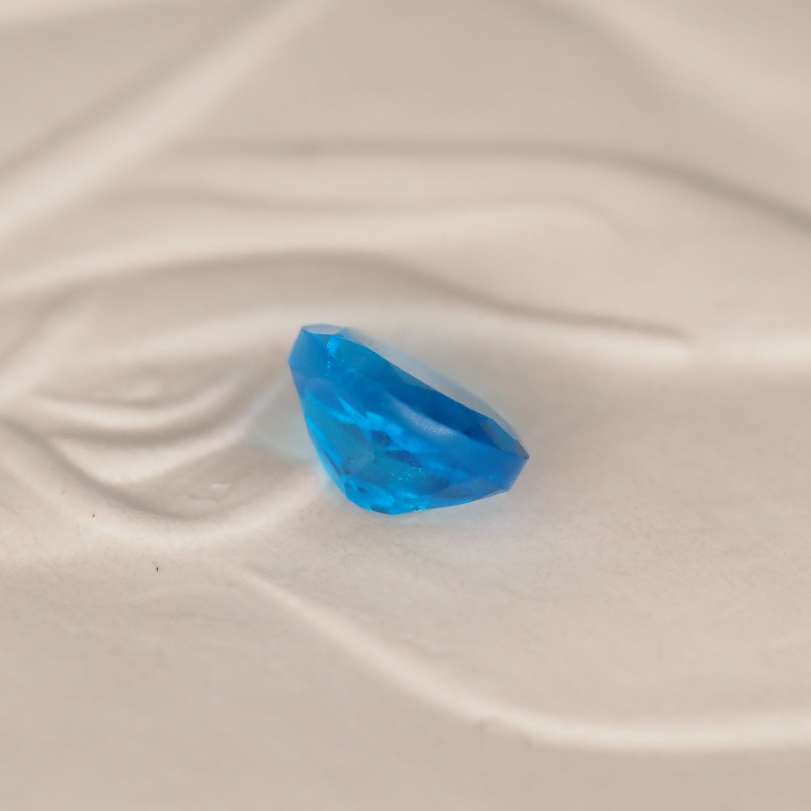 ネオンブルーアパタイト マダガスカル産 0.52ct[231224994]4.8x4