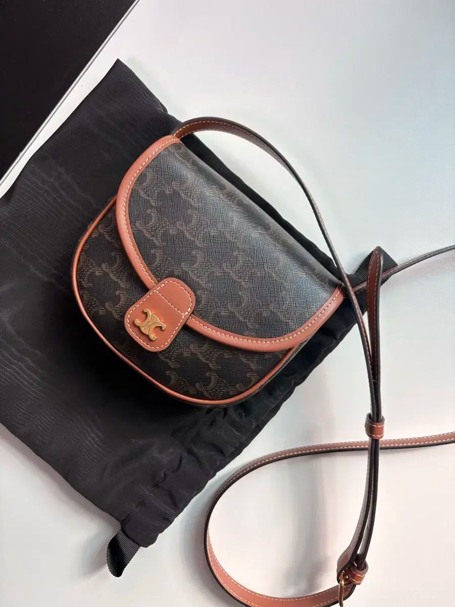 セリーヌ トリオンフ ミニバック 福岡