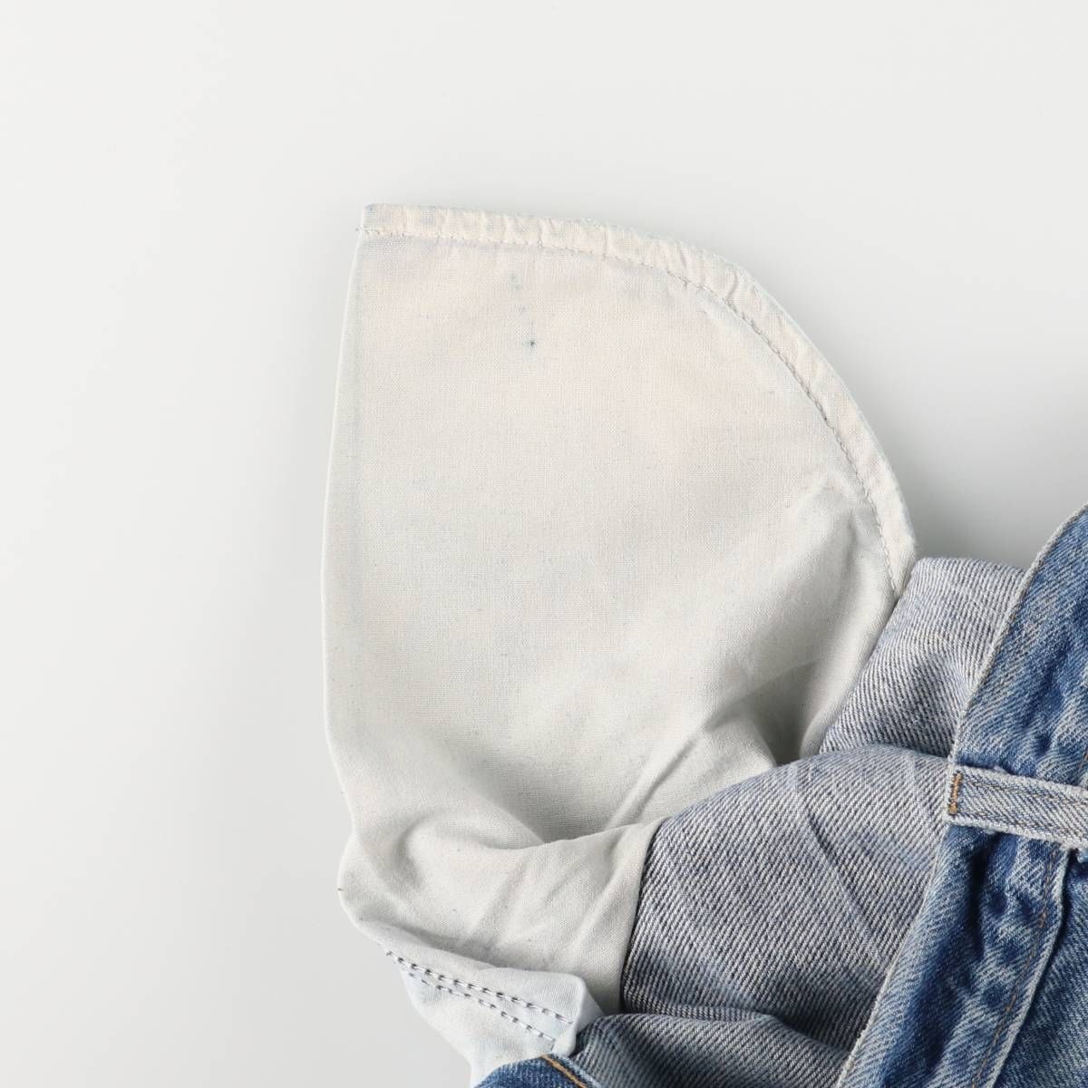 テーパードデニムパンツ