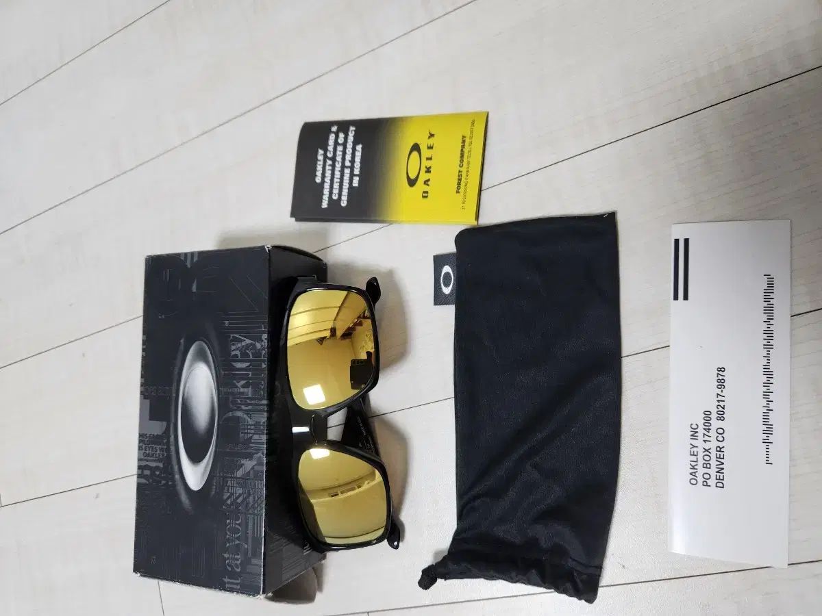 OAKLEY オークリー シルバーサングラスを販売しています
