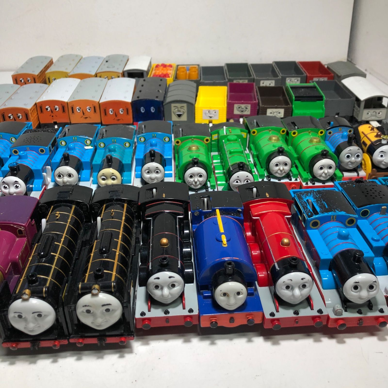 機関車トーマス他　まとめ売り ☆TOMY プラレール 機関車トーマス 列車、貨車 57台 まとめ売り