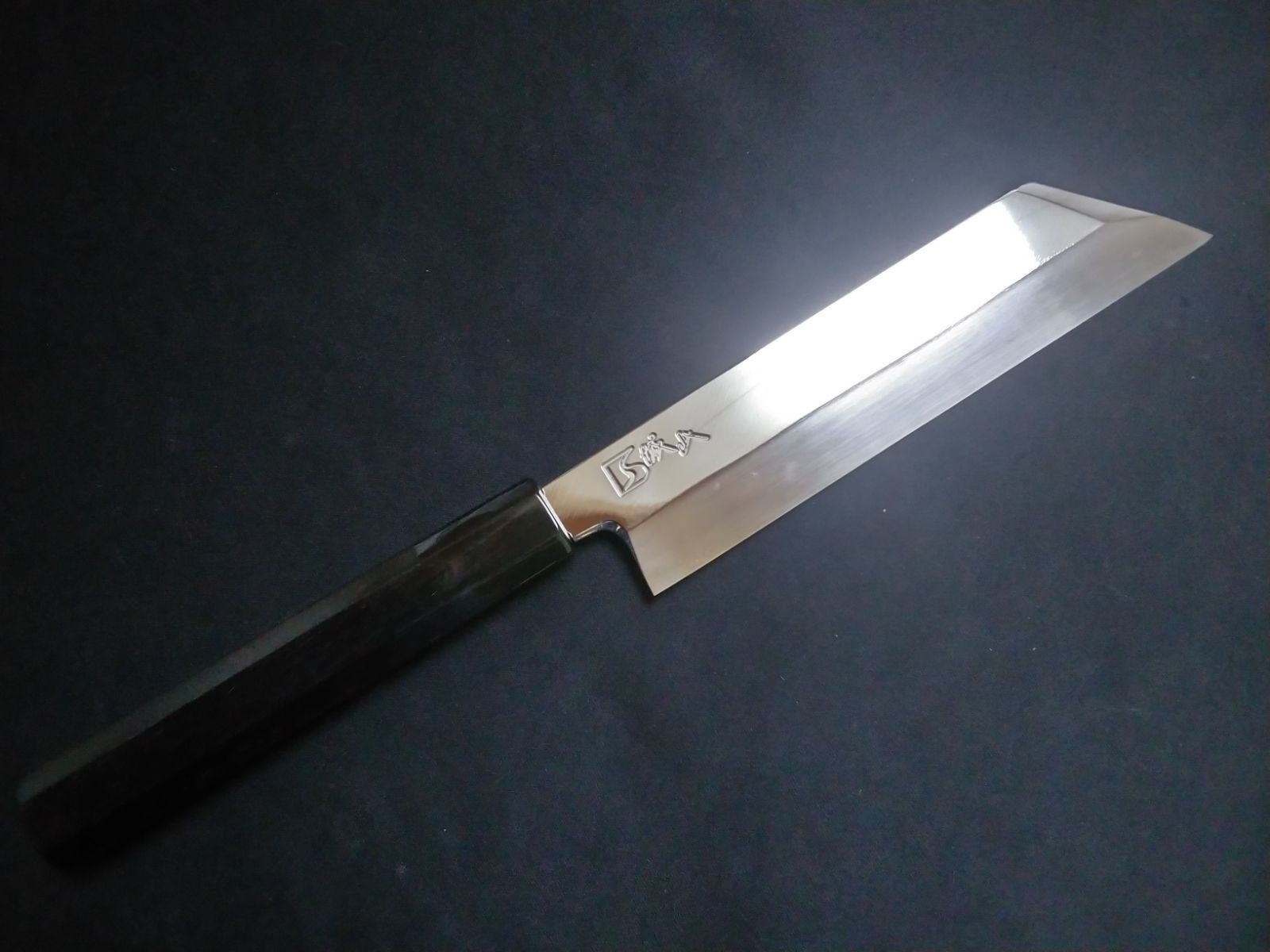 城山刃物製作所 堺業務用刃物メーカー直売 六寸ムキモノ包丁超鋼スーパー本焼き セミステン 錆びにくい 表城山刻印入り 両鏡面 黒檀八角水牛柄 鞘付き ピン付き